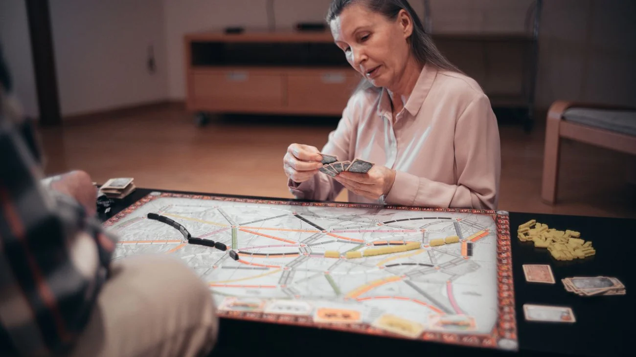Personne âgée jouant à un jeu de société pour stimuler la mémoire